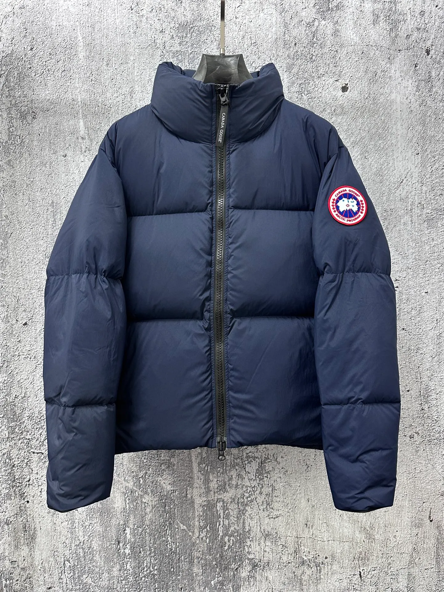 P840 【Canada gooes】Large Goose Sleeve Stand Collar Down Jacket Lawrence down jacket provides basic protection for daily adventures. Delicately soft fabric, this is a water-repellent fabric that is soft to the touch yet durable. Filled with extremely fluffy white duck down. This piece has a quilted body and structured down. Padded collar and reflective double-stripe grip tape. Extended hem and tucked-in inner rib-knit cuffs. Size: XS-2XL